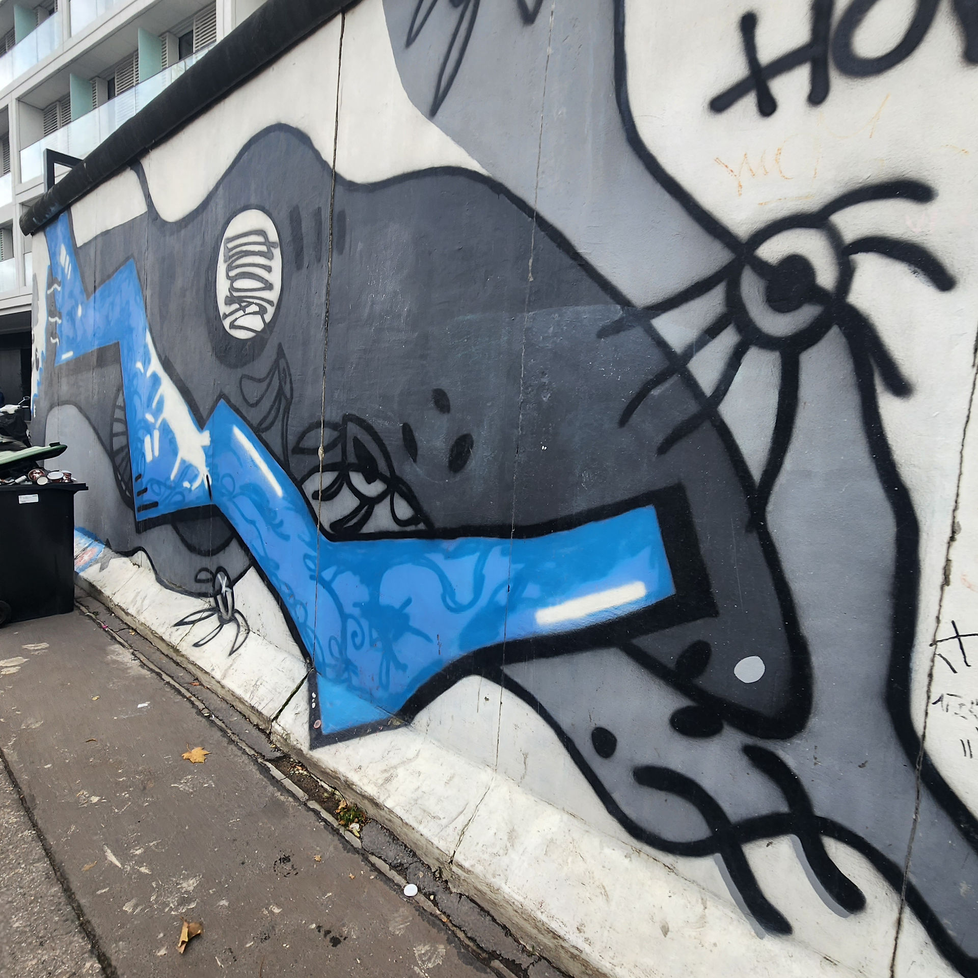 A painting on the berlin wall at the east side gallery