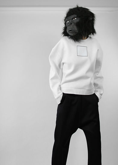 Model mit Gorillamaske und weißem Sewater