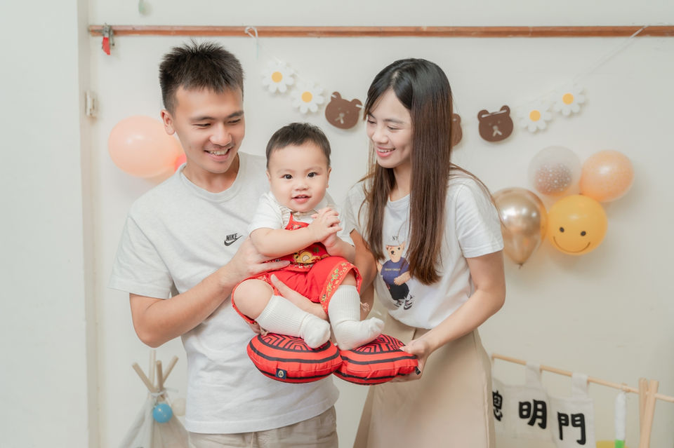 抓周瞬間紀錄，完整捕捉寶寶與家人互動反應｜到府抓周紀錄・慕慕抓周