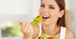 mulher-comendo-salada-mulher-saudavel-1386882374364_956x500