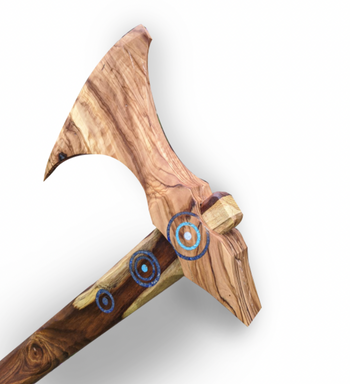 פריט עיצובי לבית מעץ משולב אבני חן