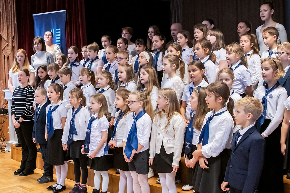 A rendezvény öröménekléssel indult a Széchenyi István Egyetem Apáczai-karának kollégái, hallgatói, valamint az intézmény fenntartásában működő Öveges Kálmán Gyakorló Általános Iskola diákjai előadásában. (Fotó: Miklós Balázs)