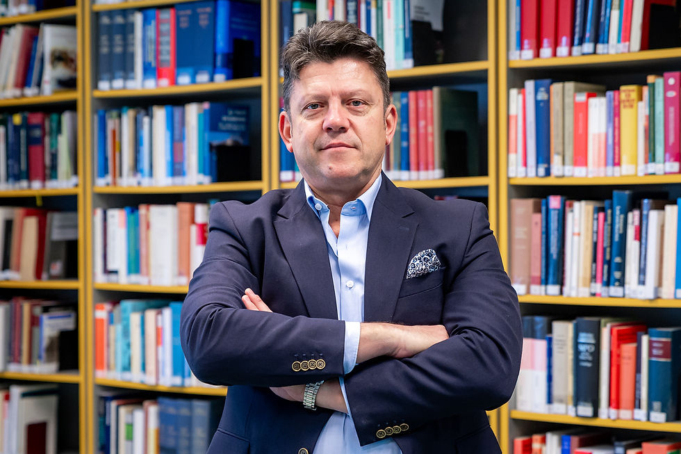 Dr. Györfi-Tóth Péter szakmai tapasztalatai átadásával segíti a Széchenyi István Egyetem joghallgatóinak fejlődését. (Fotó: Adorján András)