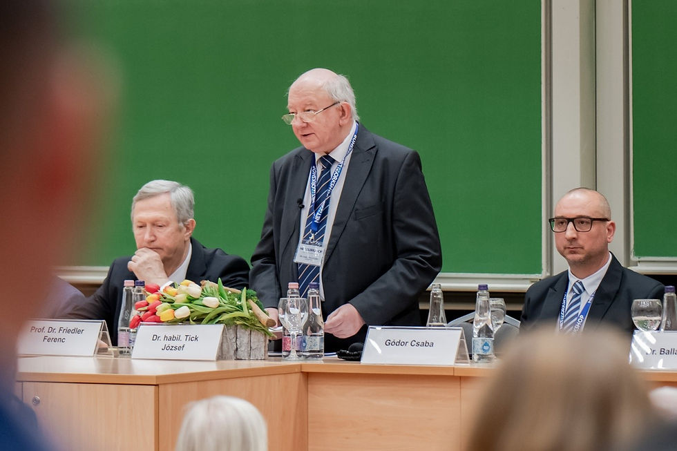 A konferencia résztvevőit dr. Tick József, a Hungarnet Egyesület elnöke köszöntötte. (Fotó: Korinek Bettina)