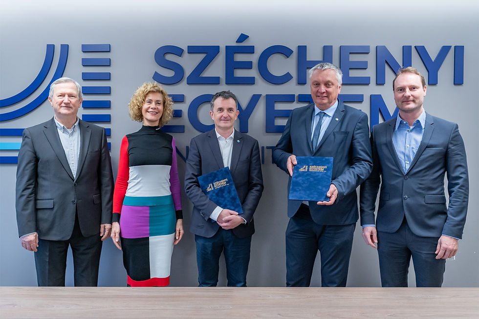 Prof. dr. Friedler Ferenc, az egyetem rektora, tudományos elnökhelyettese, dr. Lukács Eszter, az intézmény nemzetközi és stratégiai kapcsolatokért felelős elnökhelyettese, Németh József, az Észak-dunántúli Vízügyi Igazgatóság igazgatója, Láng István, az Országos Vízügyi Főigazgatóság főigazgatója és dr. Filep Bálint, az egyetem elnöke az elismerő oklevelek átadásakor. (Fotó: Adorján András)