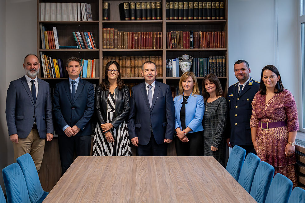 A Jogtudatosan felvételi előkészítő program nyitórendezvényén részt vett dr. Smuk Péter professzor, a Széchenyi István Egyetem Deák Ferenc Állam- és Jogtudományi Karának dékánja, dr. Széplaki László, a Győri Ítélőtábla elnöke, dr. Opra Zsófia, a Győr-Moson-Sopron Vármegyei Kormányhivatal Fogyasztóvédelmi Osztályának vezetője, dr. Posta Attila, a Győri Ügyvédi Kamara elnöke, dr. Bodor Krisztina, a Győr-Moson-Sopron Vármegyei Főügyészség közjogi főügyészhelyettese, dr. Csenger Lajosné, az Apáczai Csere János Pedagógiai, Humán- és Társadalomtudományi Kar adjunktusa, Szabó Csaba rendőr őrnagy, a Győr-Moson-Sopron Vármegyei Rendőr-főkapitányság Bűnmegelőzési Osztályának vezetője és dr. Bencze Krisztina ügyvéd, a Deák Ferenc Állam- és Jogtudományi Kar Büntetőjogi Tanszékének oktatója. (Fotó: Adorján András)