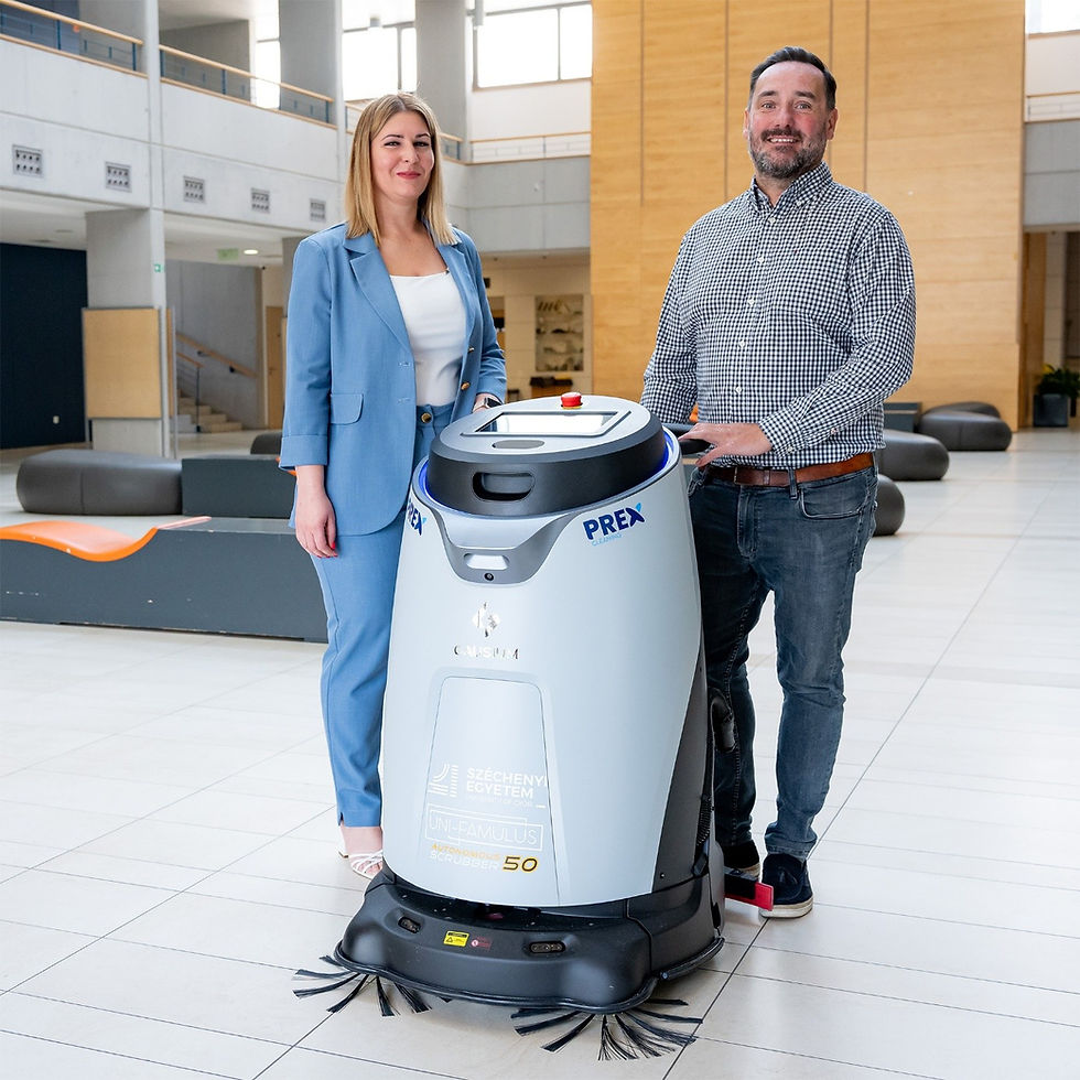 Varga Klaudia, az Uni-Famulus Kft. ügyvezetője és Patvaros Gábor, a PrexRobot értékesítési vezetője a Széchenyi István Egyetemen üzembe helyezett autonóm takarítórobottal. (Fotó: Adorján András)
