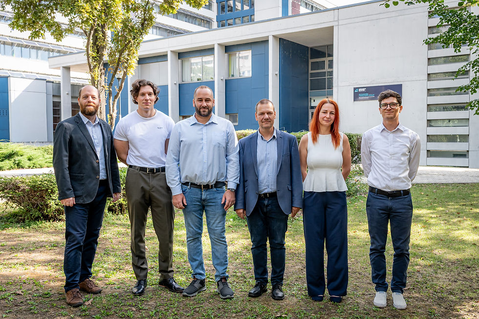 A szellemi termék kidolgozását célzó projektben dr. Nagy Richárd adjunktus, Grubits Péter és Gosztola Dániel tanársegédek, dr. Szép János, az Építész-, Építő- és Közlekedésmérnöki Kar dékánja, Ajtayné dr. Károlyfi Kitti és dr. Hajdú Gábor egyetemi docensek vettek részt. (Fotó: Adorján András)