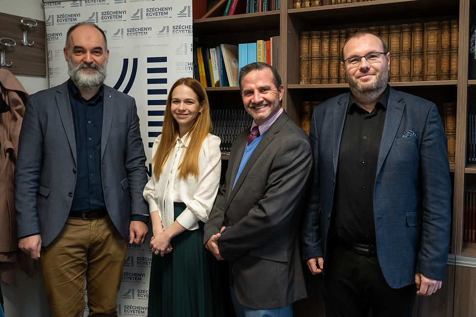 Prof. dr. Smuk Péter, a Széchenyi István Egyetem Deák Ferenc Állam- és Jogtudományi Karának dékánja, dr. Kovács-Szépvölgyi Enikő tanársegéd, a program koordinátora, dr. Joseph Squillace, a Pennsylvaniai Állami Egyetem schuylkilli campusának professzora, valamint dr. Kelemen Roland, a Széchenyi-egyetem Modern Technológiai és Kiberbiztonsági Jogi Tanszékének vezetője a rendezvényen. (Fotó: Nagy Gergely)
