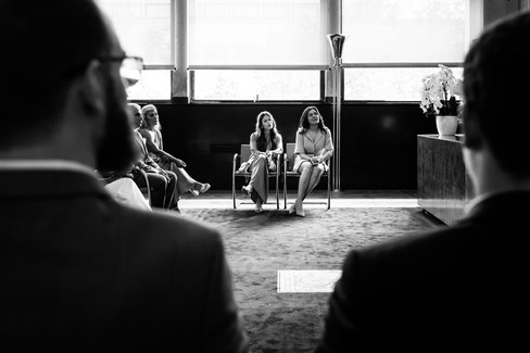 Les deux témoins de la mariées assises