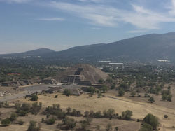 Vue sur la pyramide de la lune