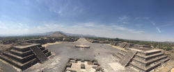 Vue de la pyramide de la Lune