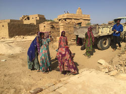 Femmes indiennes qui refont la route