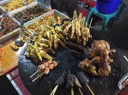 Repas_sur_le_marché