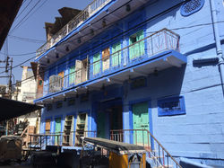 Une des nombreuses maisons bleues