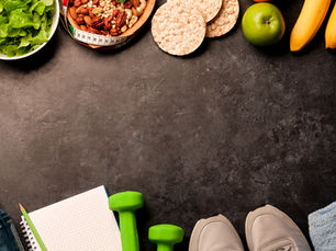 A redução de peso ocorre quando realizamos um “balanço energético negativo”, ou seja, ingerimos menos calorias e/ou aumentamos o gasto energético em atividades do dia a dia e na prática esportiva