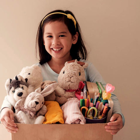 É Natal, e o sentimento de gratidão ocupa o coração das famílias!. É hora dos pais e das crianças separarem itens para doar. Nesse momento de solidariedade e compaixão, alguns pensamentos equivocados podem acabar surgindo na cabeça das crianças. 