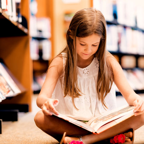 Você, como pai ou mãe, pode fazer isso de uma maneira simples e divertida: criando uma minibiblioteca em casa. 