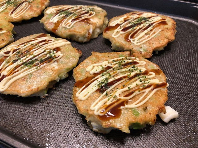 農家による、蓮根ふわふわお好み焼きの作り方。すりおろしたれんこんを「汁ごと全部」使うのが、ふんわり仕上げる最大のコツです!揚げ玉や紅生姜を加えれば、食感も本格的に。お子様のおやつや晩ごはんにもぴったりの、農家こだわりの絶品レシピをぜひお試しください。