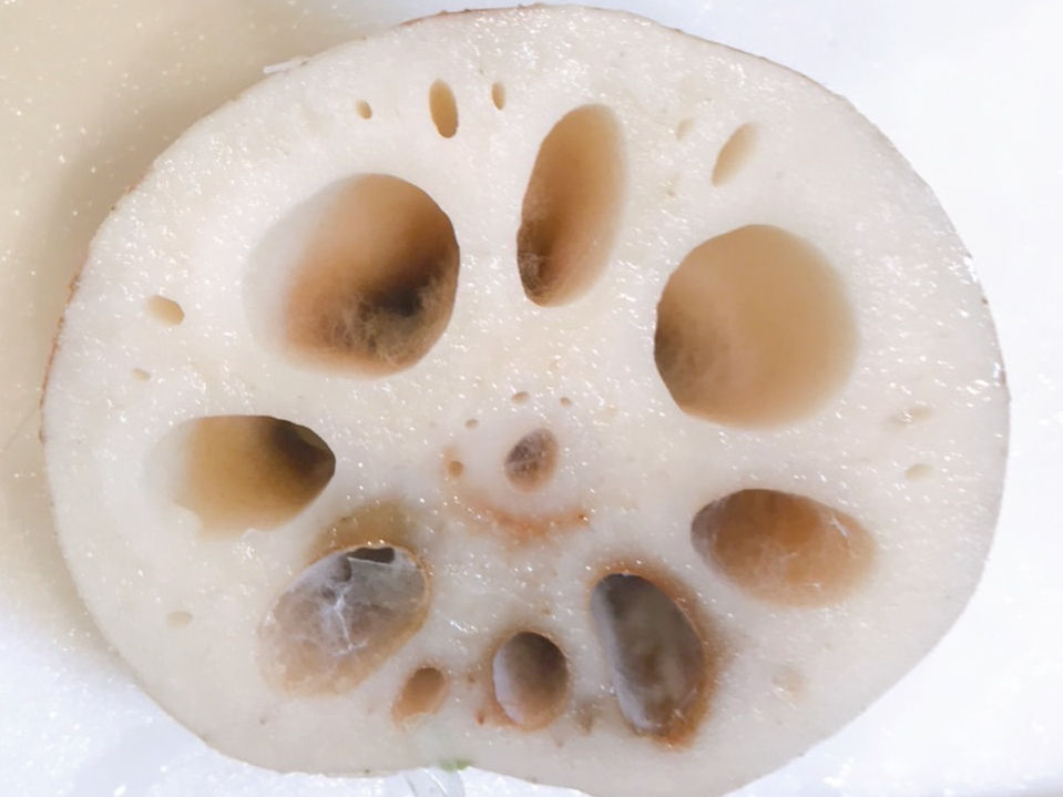 れんこんの穴の中に白カビが生えた状態です。空気に触れているところから傷みやすくなります。