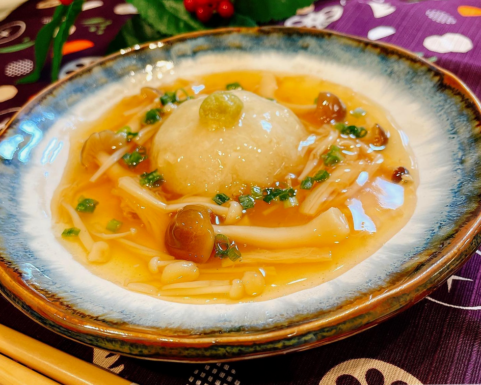 農家による、蓮蒸しの作り方。すりおろしたれんこんを電子レンジで加熱して作る、ふんわりとした食感が魅力のレシピです。きのこたっぷりの和風餡をかけて、栄養バランスも抜群。野菜だけで大満足できる、ヘルシーで体に優しい農家直伝のレシピをご紹介します。