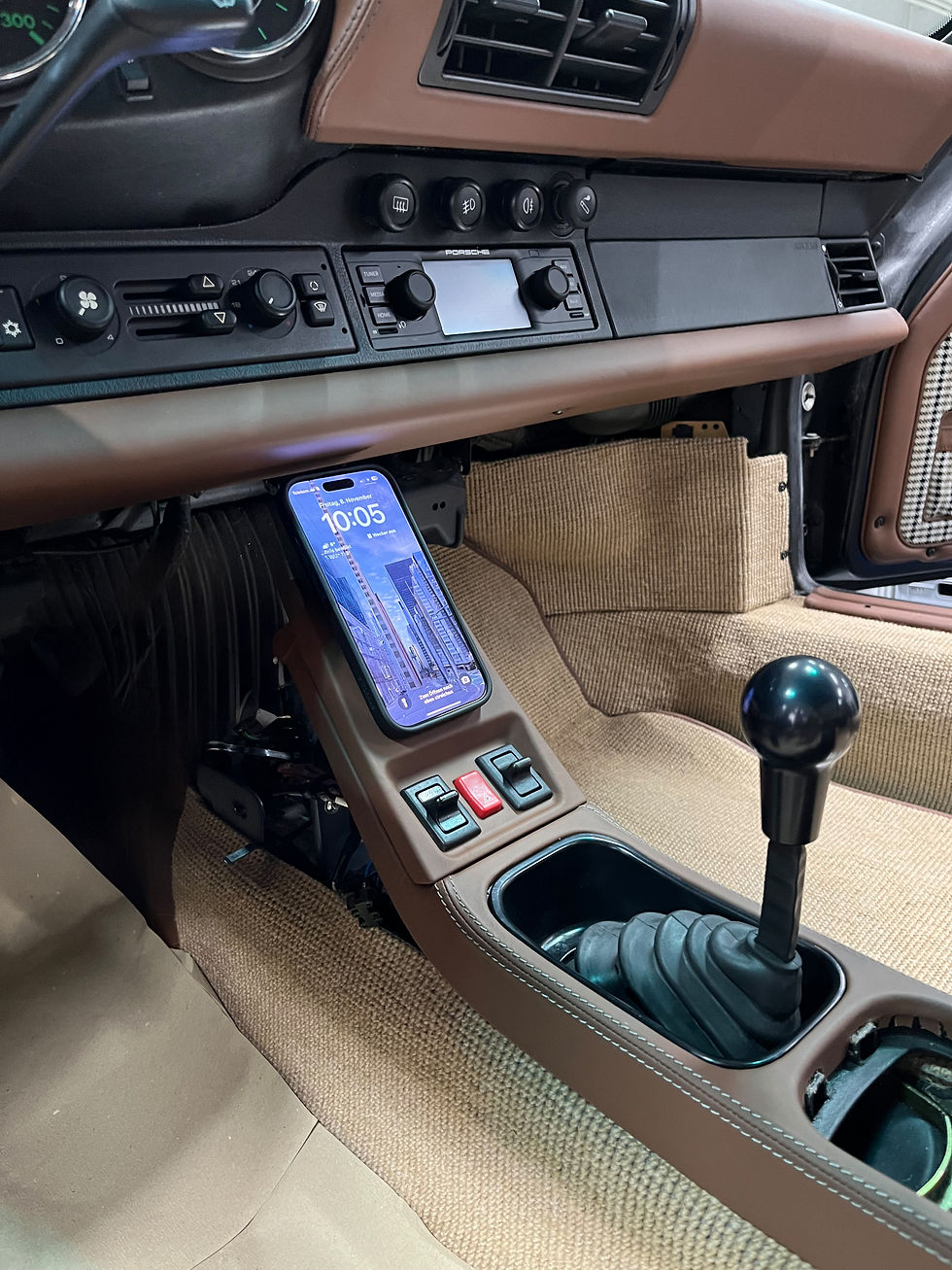 Retrofitted mobile phone holder for a Porsche 964 as a new development
