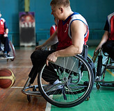 Atletas discapacitados jugando al baloncesto