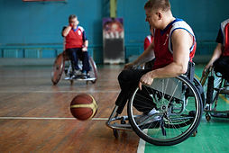 Atletas discapacitados jugando al baloncesto