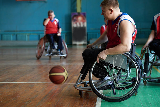 Atletas discapacitados jugando al baloncesto