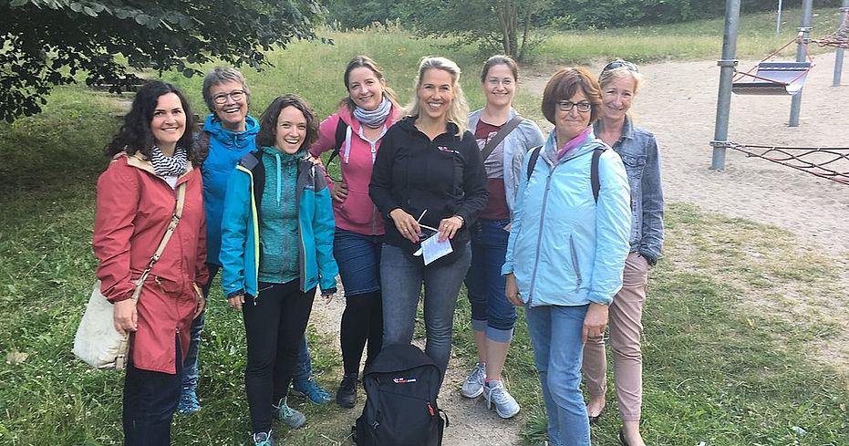 BusinessWomenWalk