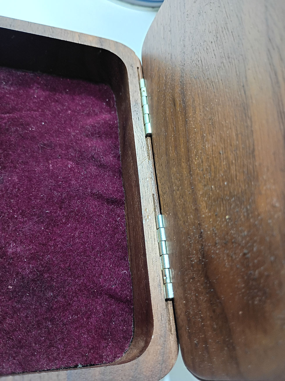 Miniatura: Caja de madera vintage para camello