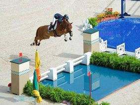 Penelope Leprevost y Flora de Mariposa volando en una ría