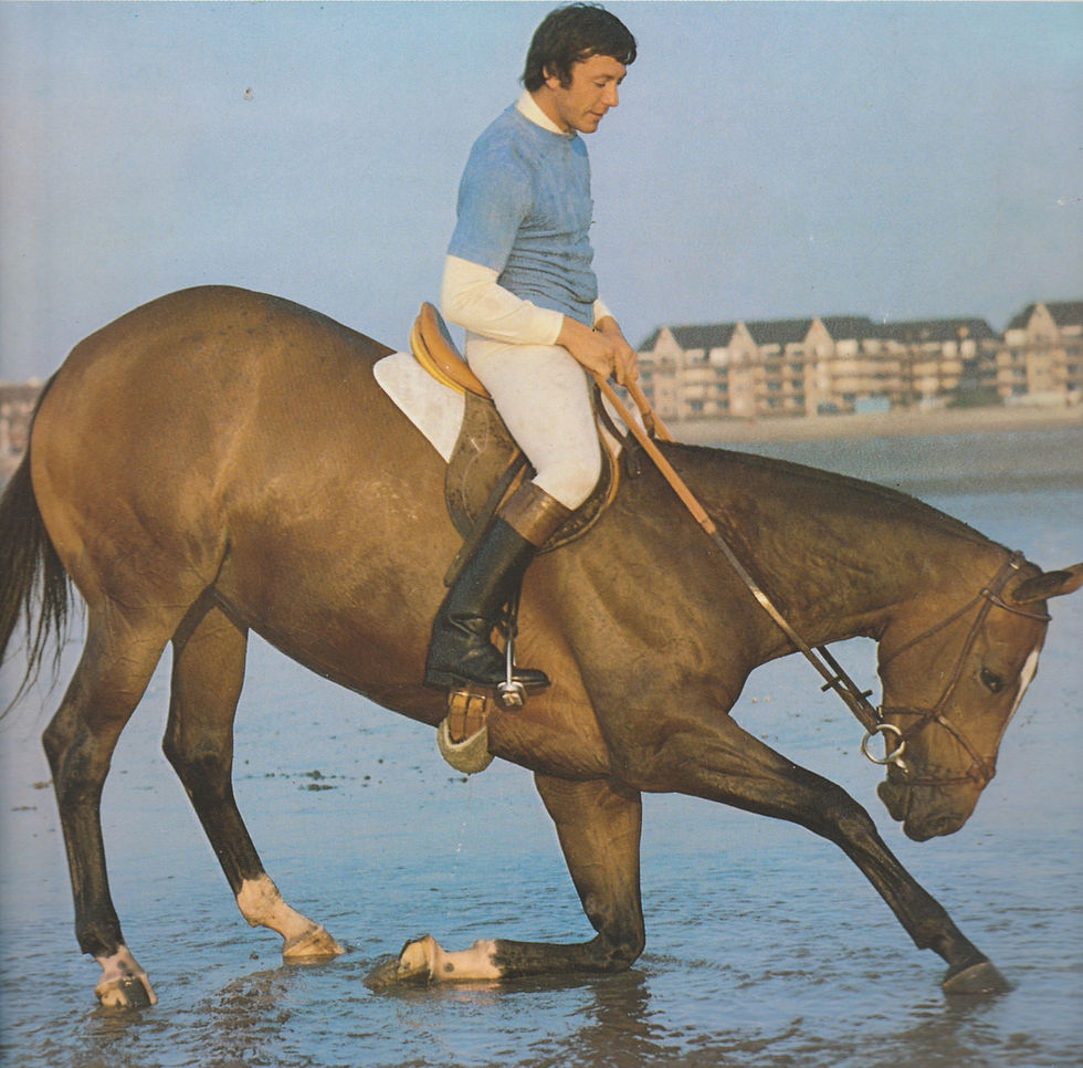 Hervé Godignon y Electre II jugando en la playa