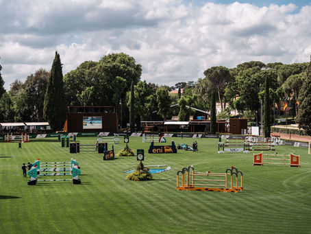 Los árboles de la Piazza di Siena dan una sombra especial a nuestro deporte