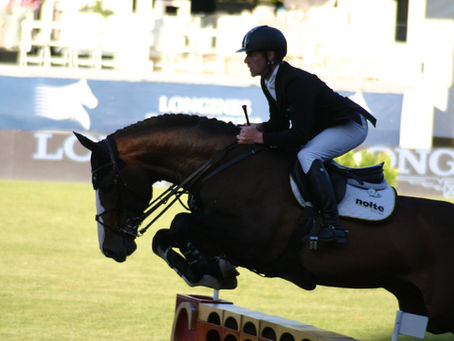 La posición de equilibrio de Marcus Ehning en el aire