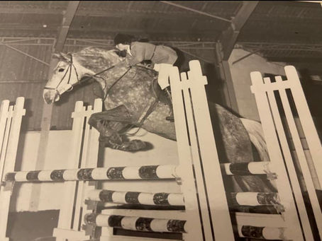 La madre de Milton saltando