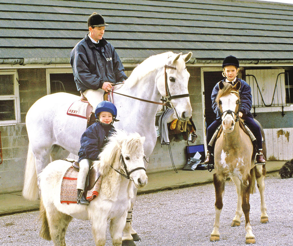 John Whitaker, Milton, y dos de sus hijos en poni