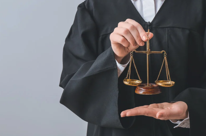 Maturità, studentessa esclusa perché sorpresa con cellulare nascosto. Aveva certificato un disturbo d’ansia connesso a un “rapporto simbiotico con la madre”: il TAR respinge il ricorso dei genitori
