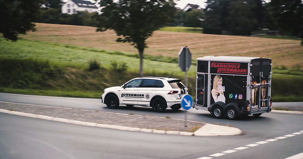 Fahrschulauto mit Anhänger der Fahrschule Lottermann