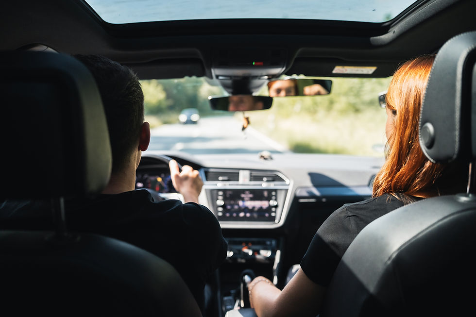 Foto von Fahrlehrerin mit Fahrschüler von der Rückbank fotografiert.