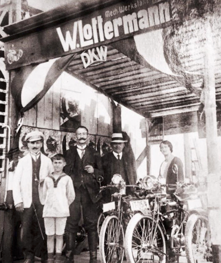 Historisches Foto von der ersten Fahrschule Lottermann 1922