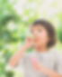 シャボン玉を吹く少女