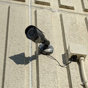 工場に防犯カメラ