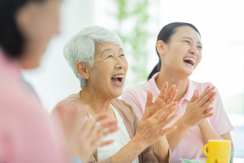 笑顔のシニア女性と介護者