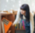 製本した本を持つ女性