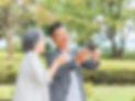 スマートフォンで自撮りを楽しむ