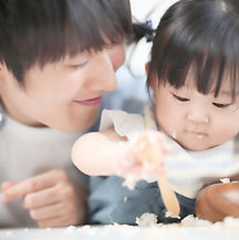 ご飯を食べる親子