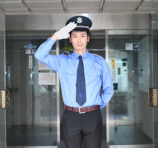敬礼をする男性