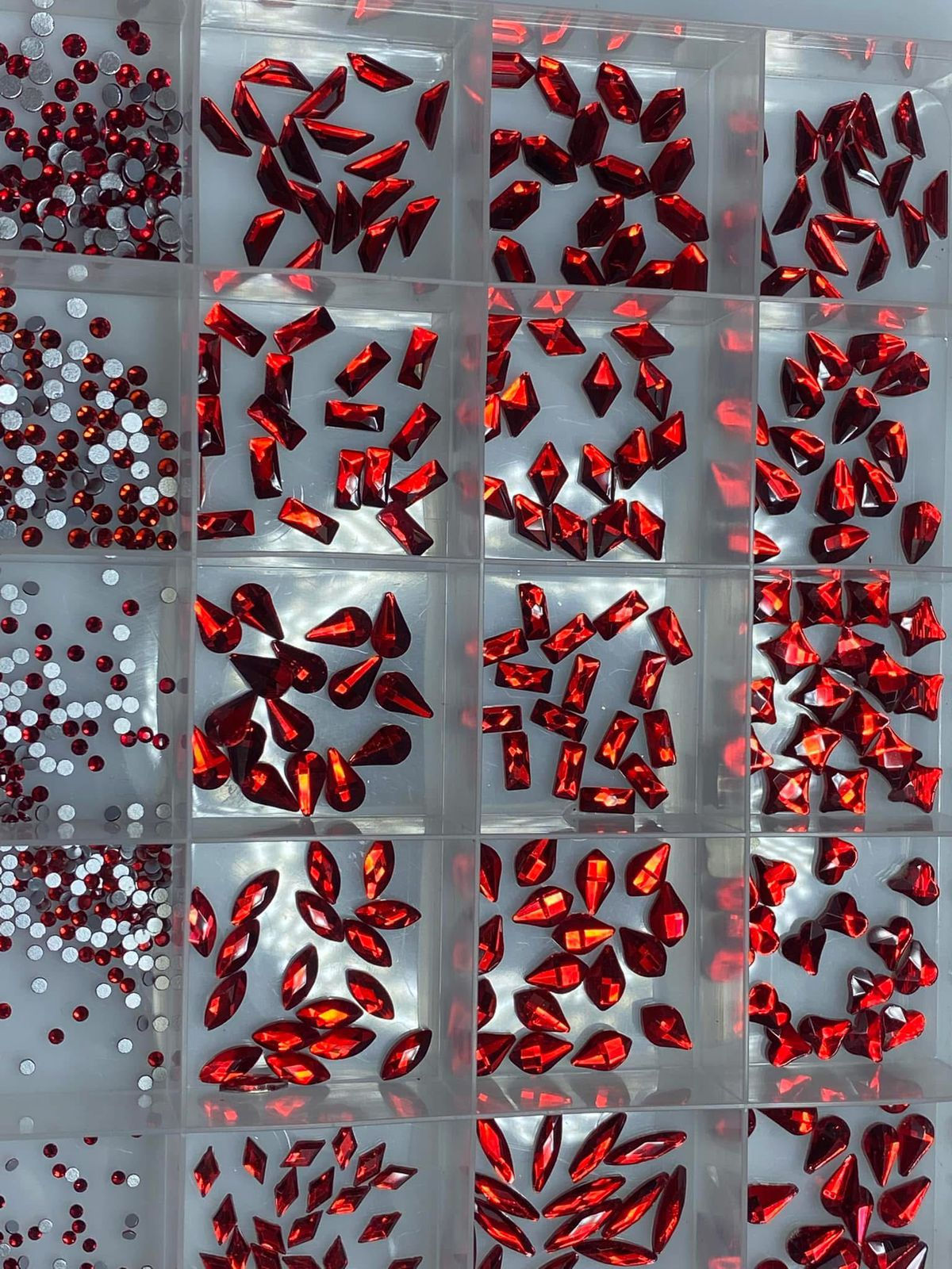 ESTUCHE DE CRISTALES ROJOS