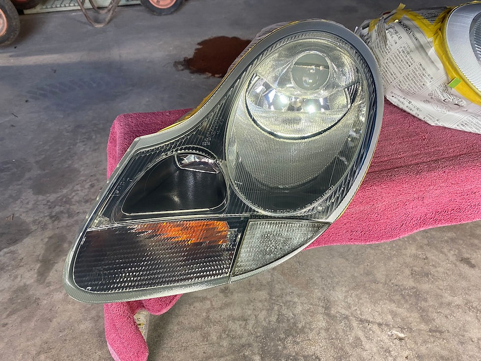 研磨が終わったらマスキングして高耐久のウレタンクリア（EPWでは7層塗り）で塗装します。翌日に表面に付着した埃を専用のツールで除去し、3000番のペーパーで肌を整えてからポリッシャーで磨くと完成です